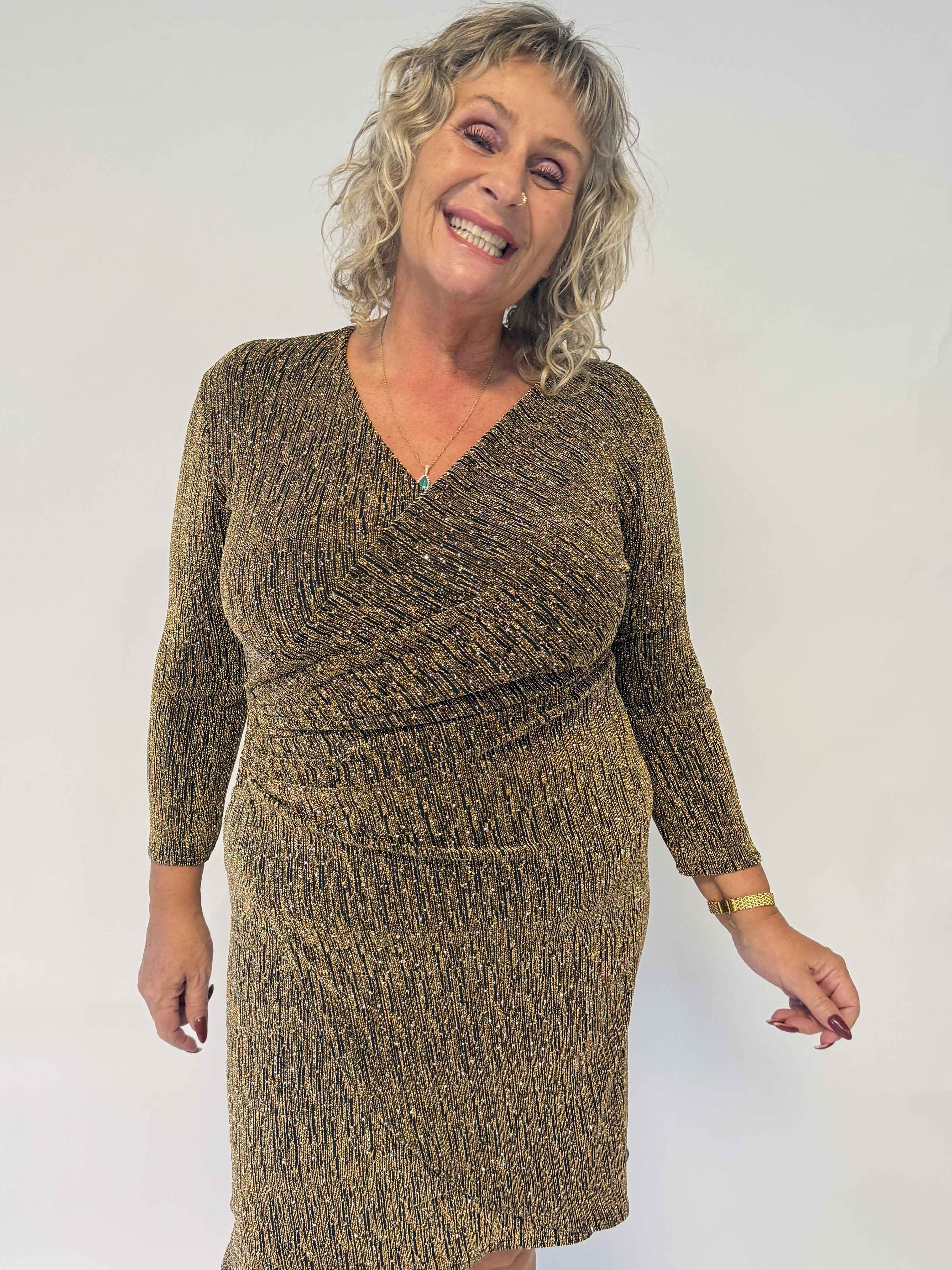 Kata - Glitrende plus size kjole med slå-om-look, masser af stretch og fine glimmertråde